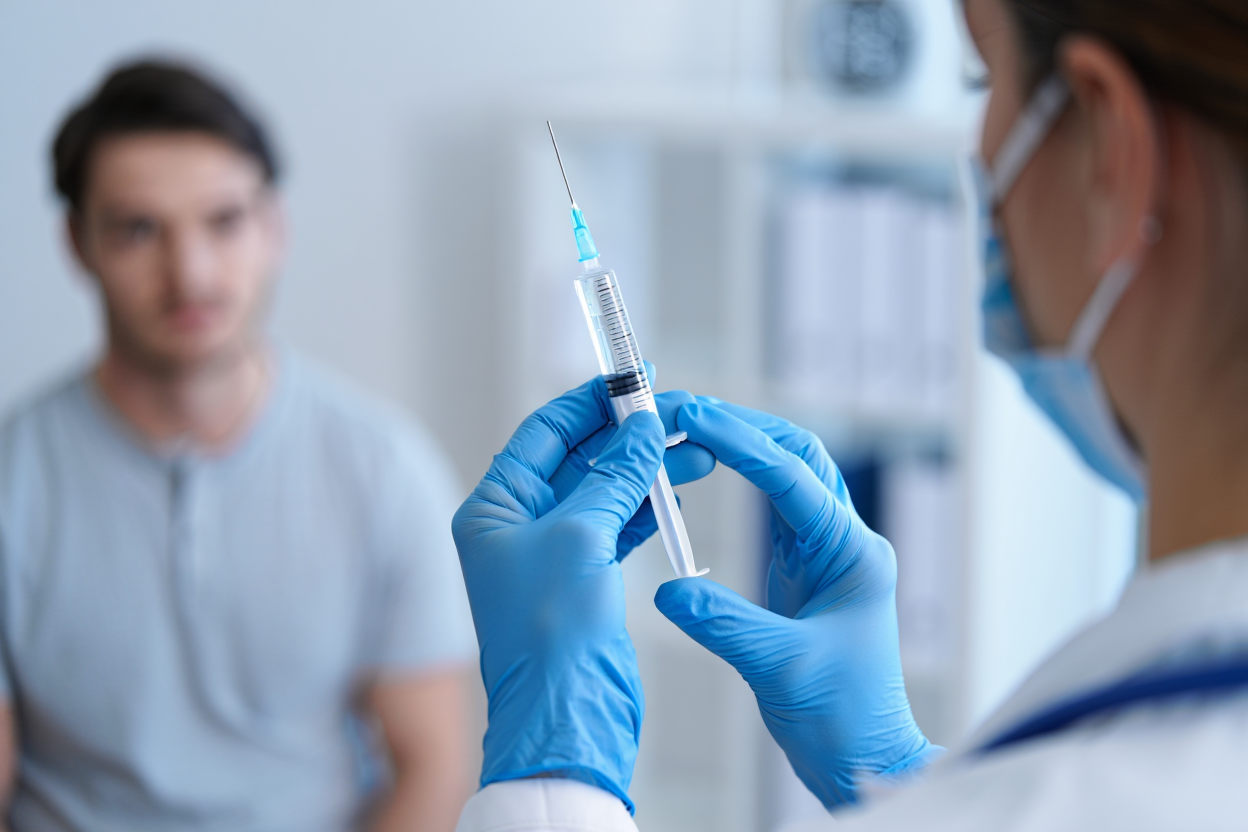 Врач делает укол пациенту